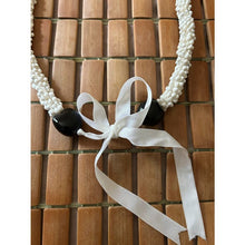Load image into Gallery viewer, White shell Hawaiian necklace wedding lei
