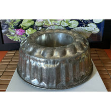 Load image into Gallery viewer, Large vintage antique metal pudding bundt cake mold 11"