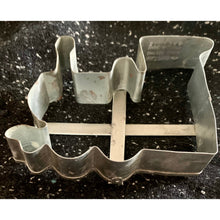 Load image into Gallery viewer, Vintage metal cookie cutter Wilton train 1974 as is
