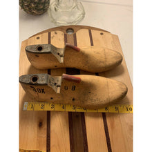 Load image into Gallery viewer, Vintage Wooden Shoe Form Pair Size 6 B
