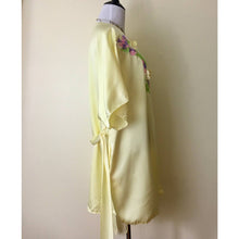 Load image into Gallery viewer, Vintage Robe Size Large Yellow Embroidered Floral Pockets Short Sleeve
