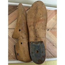 Load image into Gallery viewer, Vintage Wooden Shoe Form Pair Size 6 B

